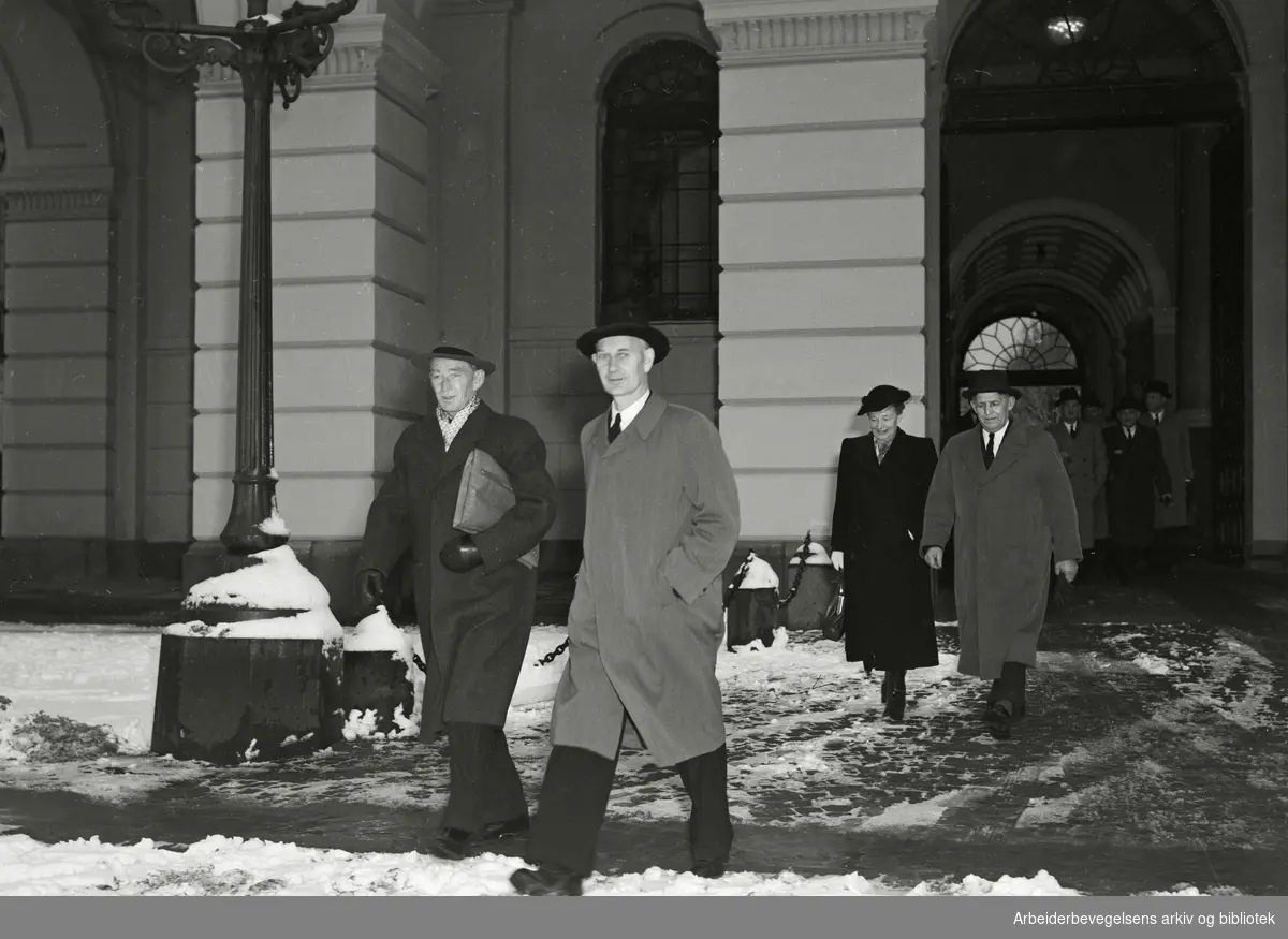 Regjeringsskiftet Gerhardsen - Torp 19. November 1951. Fra statsråd kommer (fra venstre): Lars Evensen, Einar Gerhardsen, Aaslaug Aasland og Kristian Fjeld.