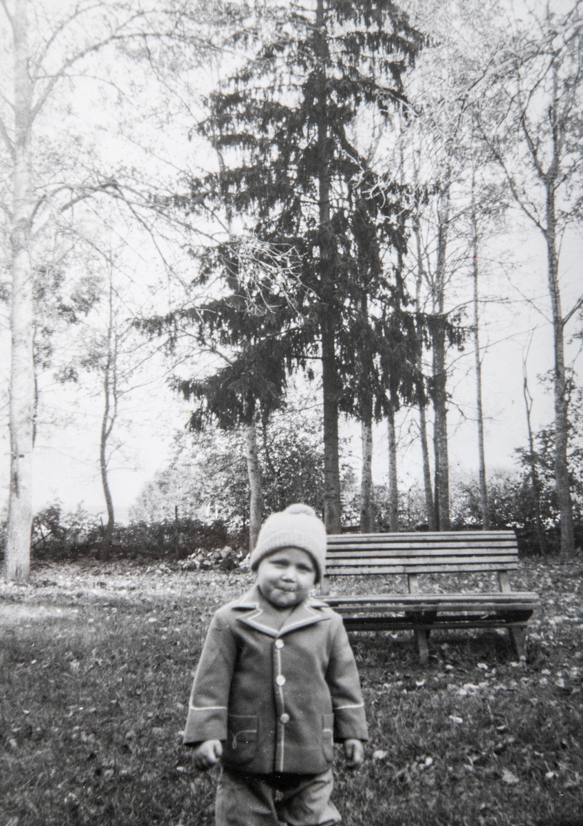 Portrett gutt, Sverre Bånerud (1948 - 1993) i hagen utenfor Stange sykehus i 1951.