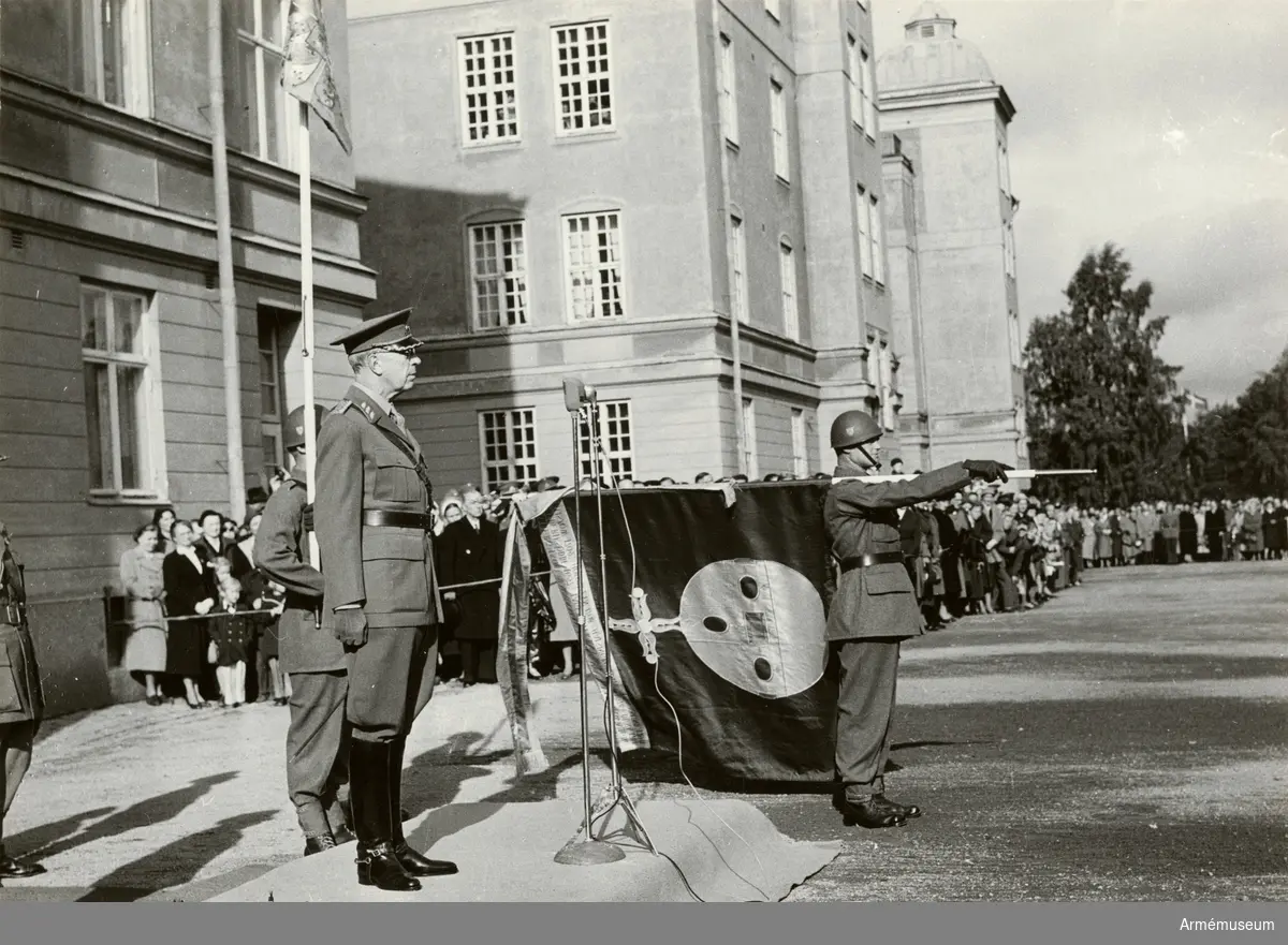 Fotoalbum med bilder från Upplands regemente I 8 åren 1955-1957.