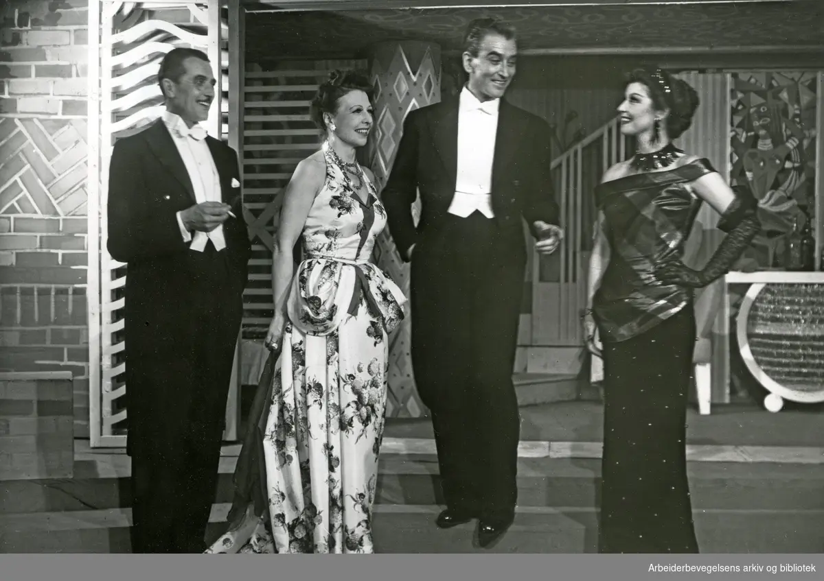 Fridtjof Mjøen, Synnøve Gleditsch, Lauritz Falk og Kirsten Heiberg i stykket "Mr. Thompson i Paris" på Edderkoppen teater. 1951.