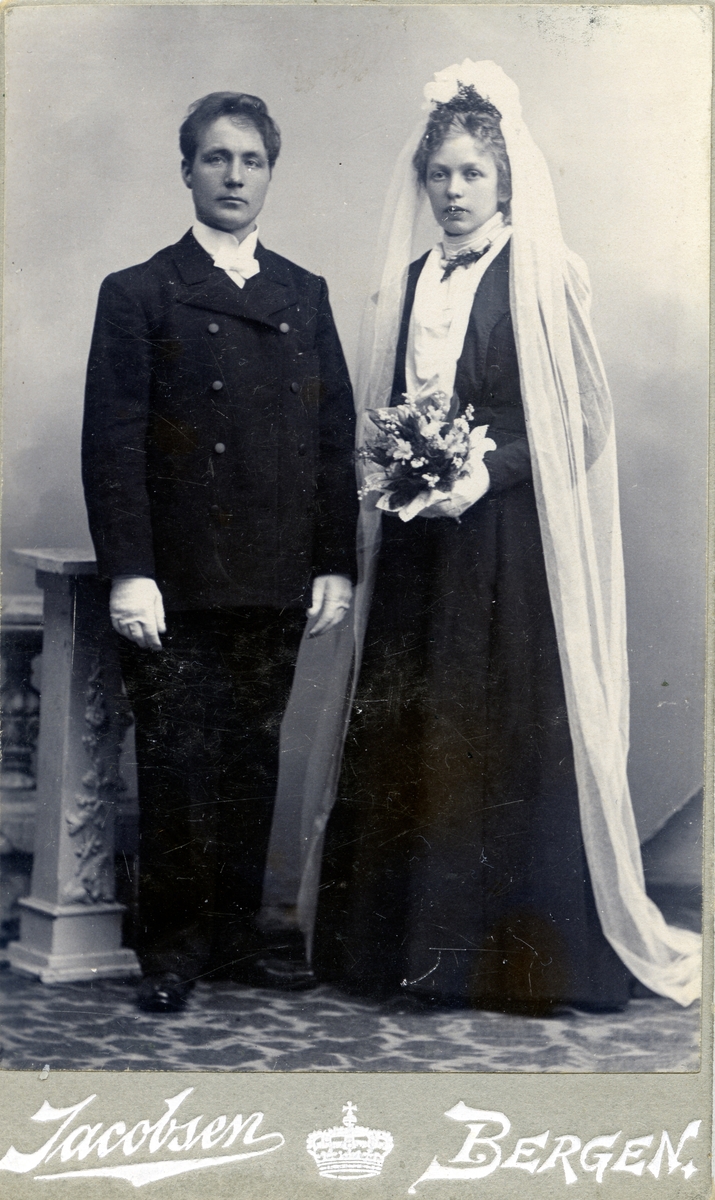 Bryllupsbilde av Olav Moe og kona Charlotte Lund i 1904.