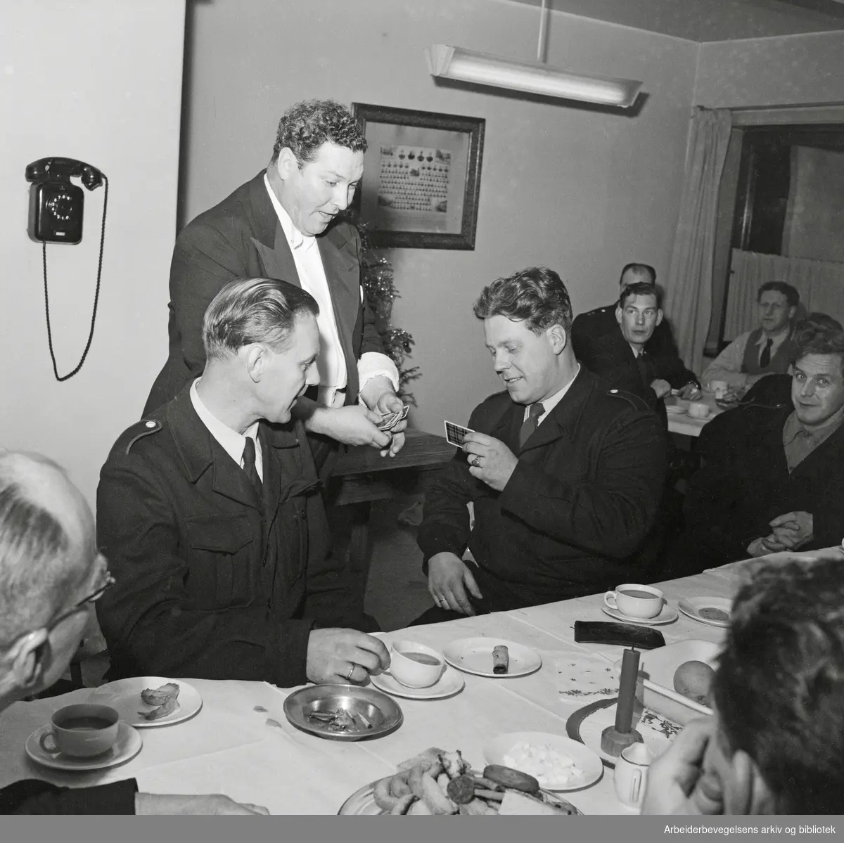 Julaften 1953 på Oslo Hovedbrannstasjon. Sirkusdirektør og tryllekunstner Arnardo imponerer brannkonstablene Trygve Samuelson og Edmond Mill med sine ferdigheter.