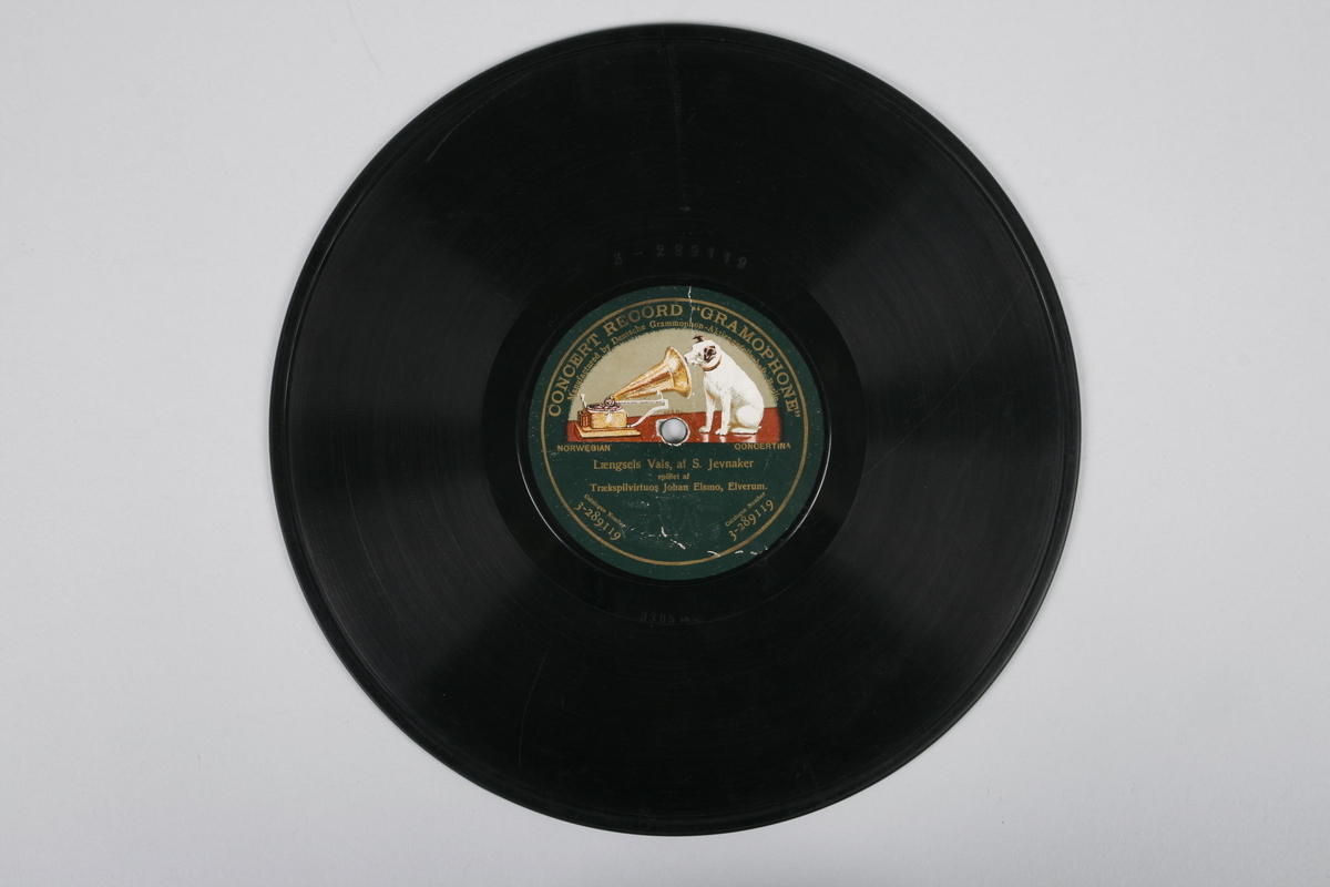 Grammofonplate med cover av papir.