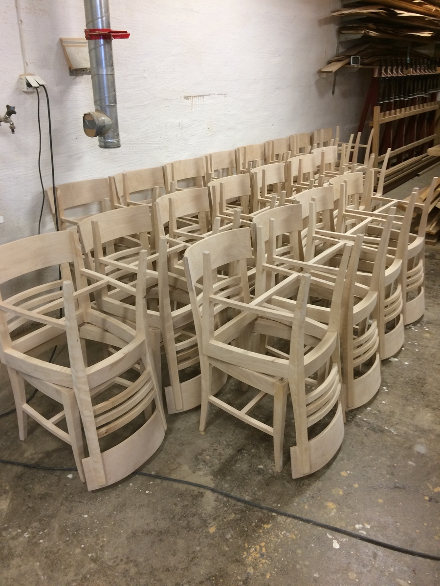 Färdigmonterade stolar utan sits tillhörande SJ Ro2 2702. Nytillverkning av J.Lennartsson Snickeri AB.