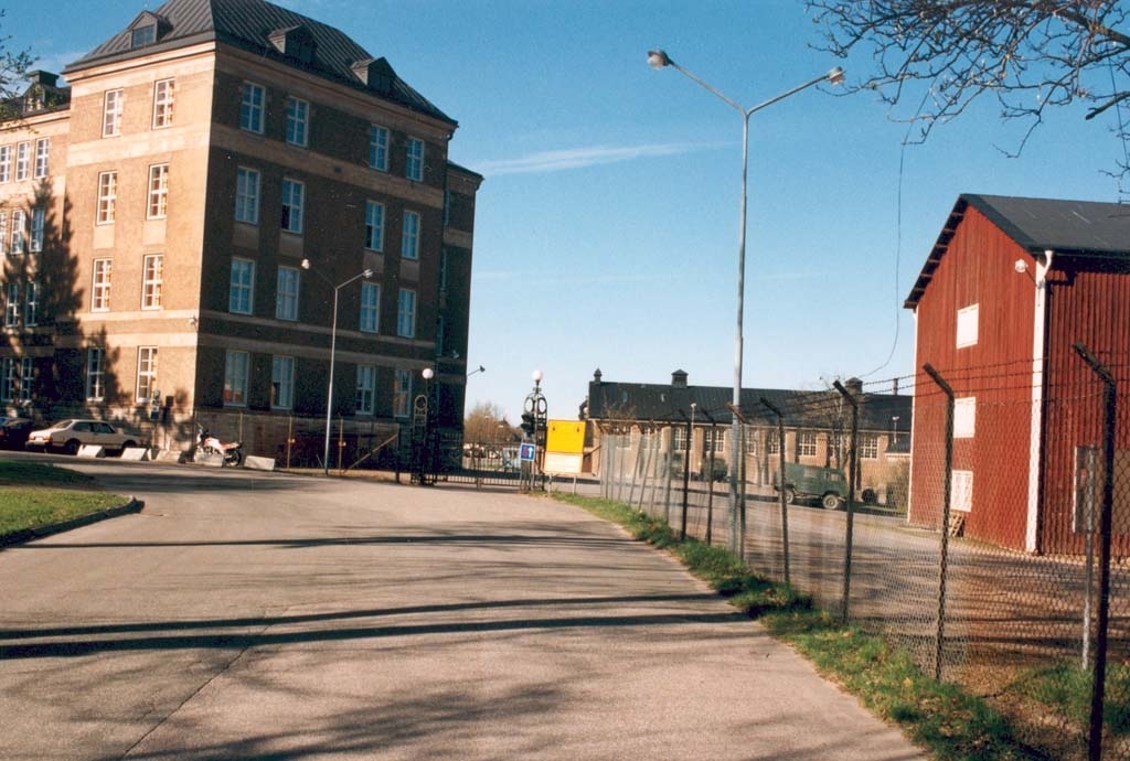 Bilder från Skaraborgs regementes kasernområde 19950504.  Sjukhusgrinden, t.v kasern 1, rakt fram gymnastiksalen och till höger röda förrådet.