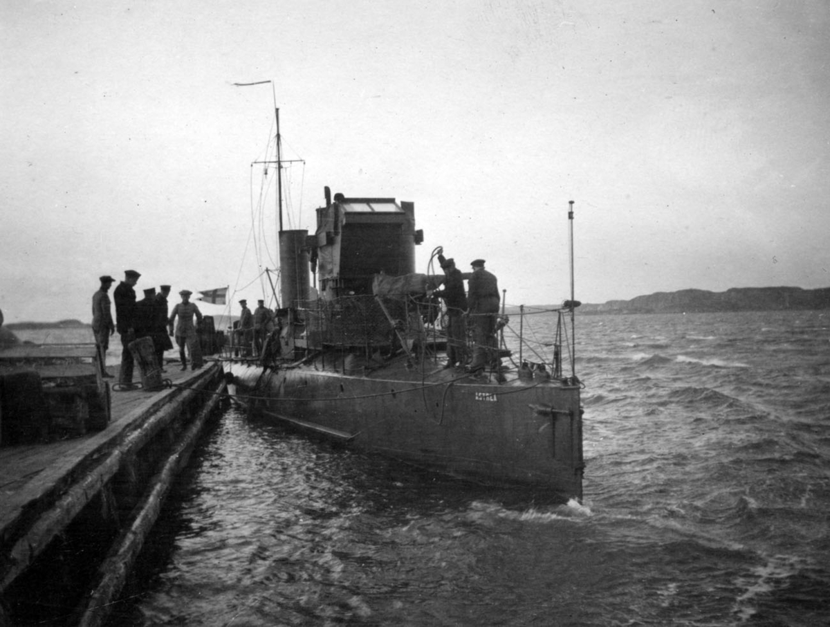 Fartyget Hennes Majestät Astrea lägger till vid Tjörn 19151125.