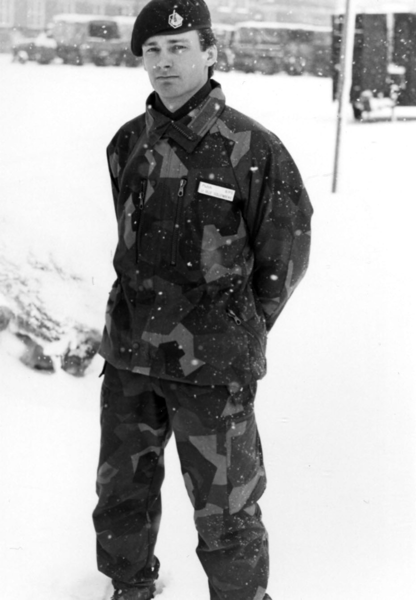 Försök med Skaraborgs regementes uniform m/90.  Plutonchef, löjtnant Olle Sollenberg 9/PS