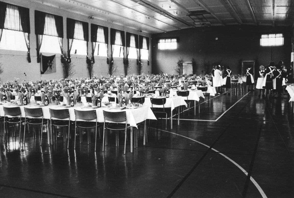 Dukade bord inför jubileumsmiddagen 19810509.