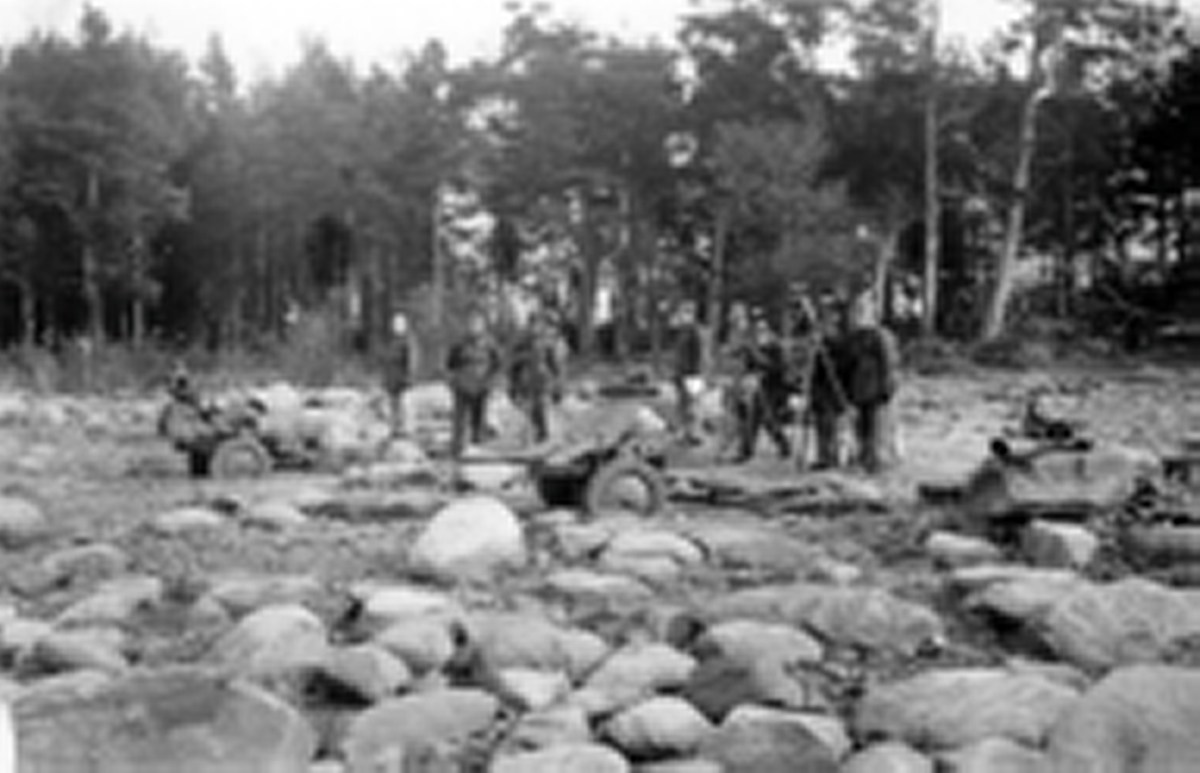 Furirskolan vid skjutningar med pansarvärnskanon mot sjömål vid Sjöberg utanför Mariestad. 
Volontärsoldat-, korpral- och furirskolan 1940-1944 vid Skaraborgs regemente.