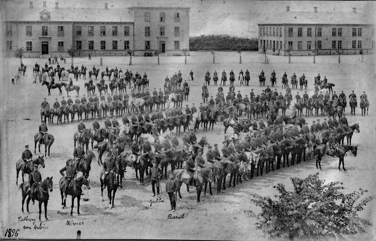 Ett kavalleriförband uppställt på kaserngården 1896. 
Ryttarna närmast kameran till vänster är von Arbin och Mörner. Bakom dessa står Tillberg och Öster. Till fots närmast kameran står Gedda och Rosvall.