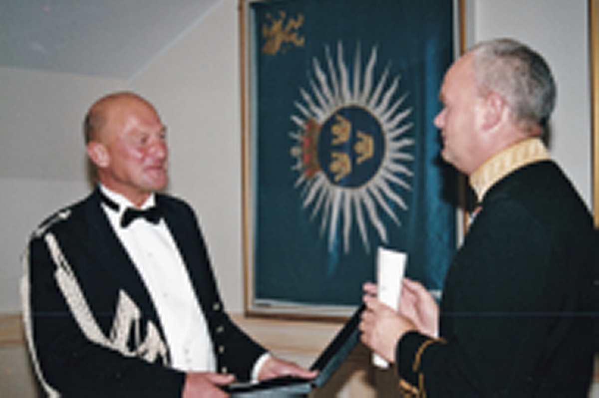 T 2 höstmiddag i oktober 2002.  C T 2, överste Jan Persson, till vänster.