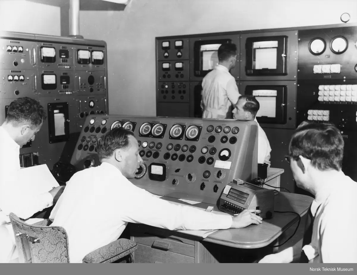 Atomreaktorene JEEP I: Kontrollrom. Gunnar Randers sitter ved kontrollpulten.