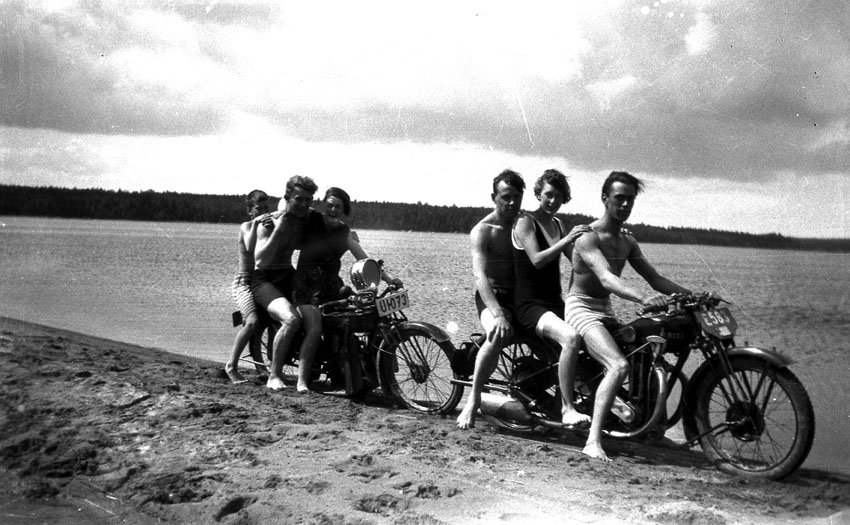 Sex badklädda personer på två motorcyklar.