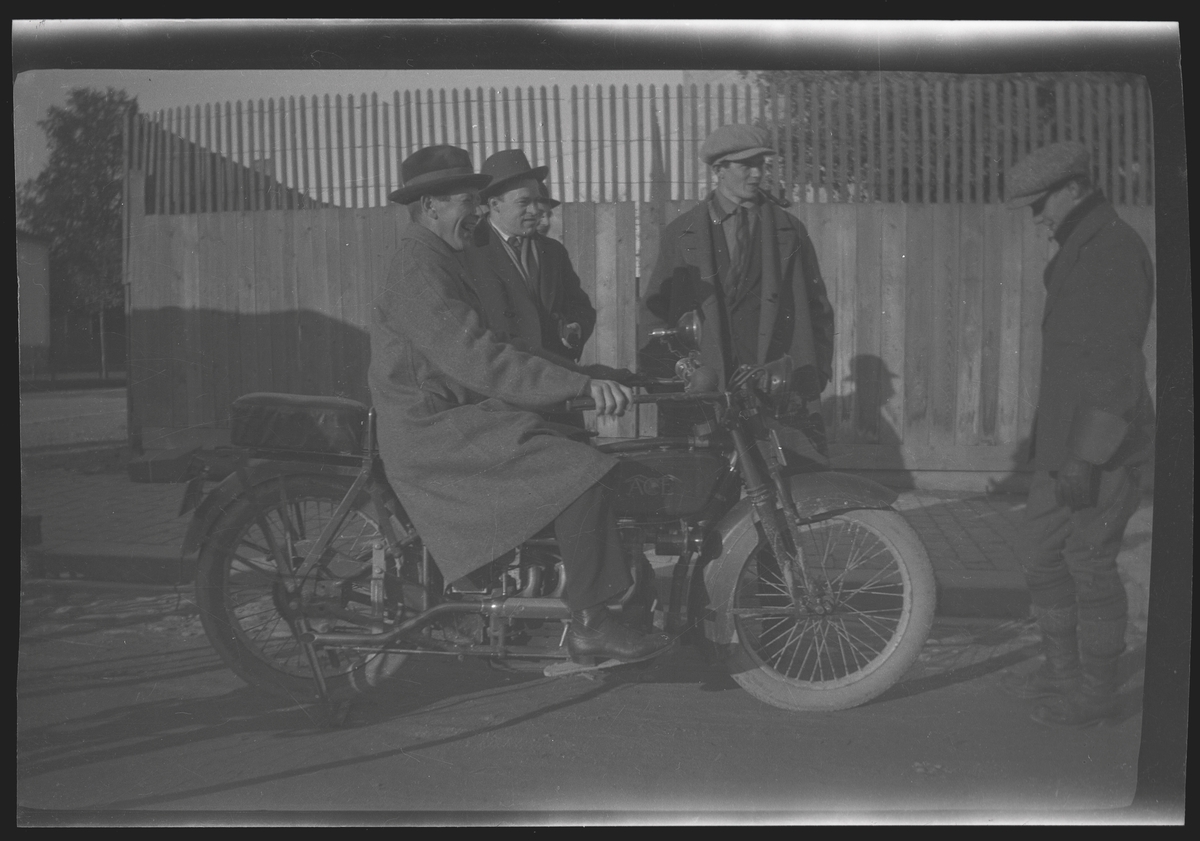 Fyra män och en motorcykel.