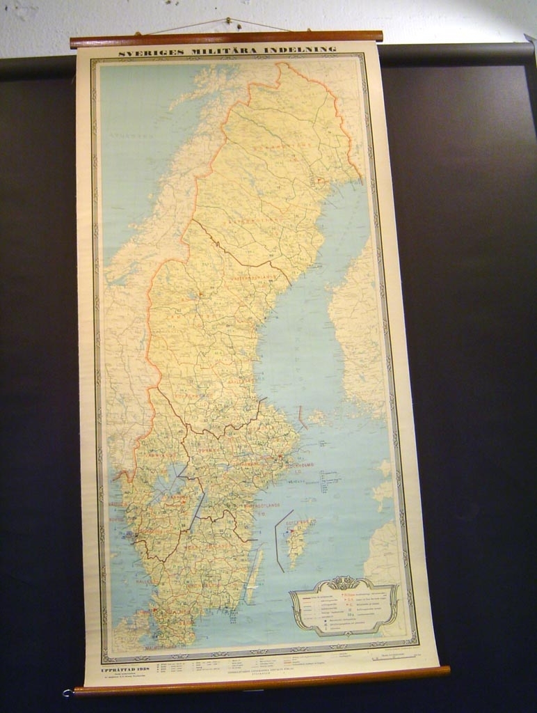 G:son Nordström. Sveriges militära indelning, milo, förband mm. Skala: 1:1 500 000. Rullbar med krok.  Tryckt 1938.