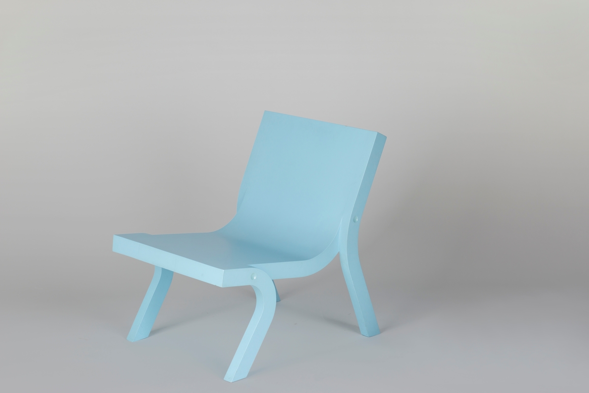 Lenestol uten armer i sandwichkonstruksjon med bein i lakkert kryssfiner. Stolen er lakkert i en lysblå farge.