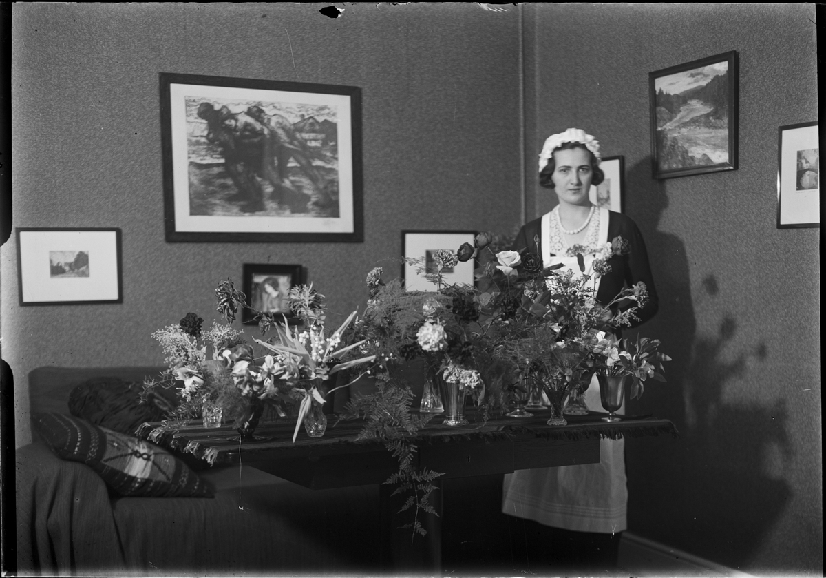 "Fröken" Valberg omgiven av blommor