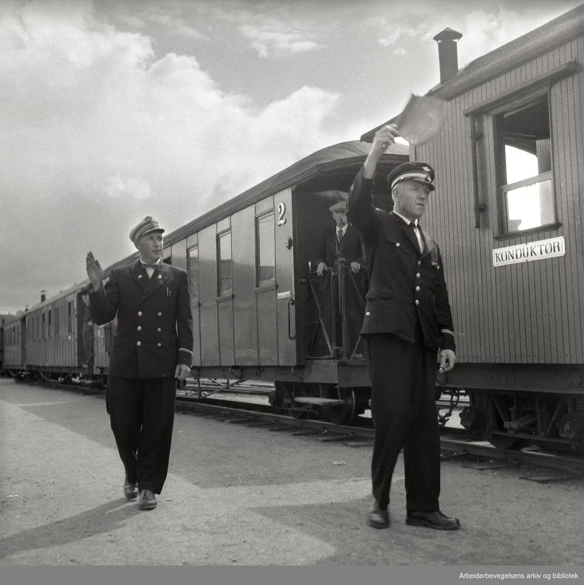 NSB. Siste dag i ordinær drift med gods- og persontrafikk på Aurskog-Hølandsbanen (Urskog-Hølandsbanen er også kjent under navnet Tertitten). 30. juni 1960