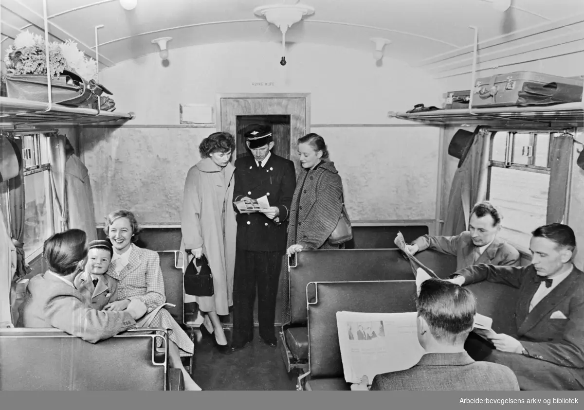 Interiør fra jernbanevogn, 1950-tallet.