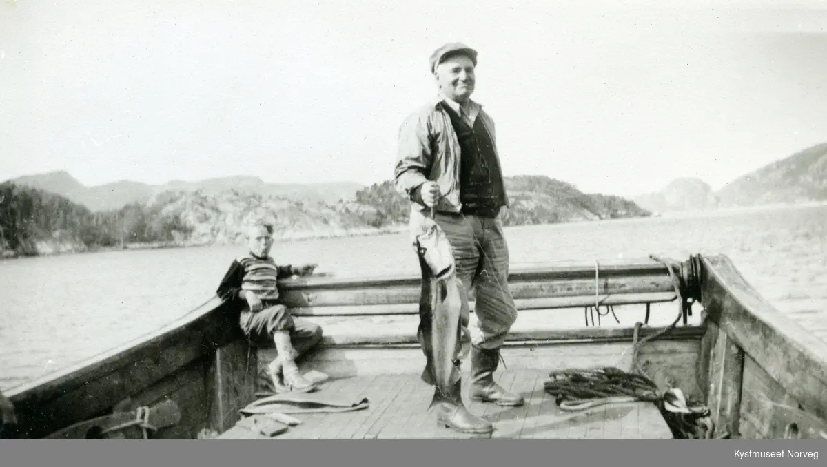 Harald Einvik og onkel ombord i båt i Einvika, Flatanger
