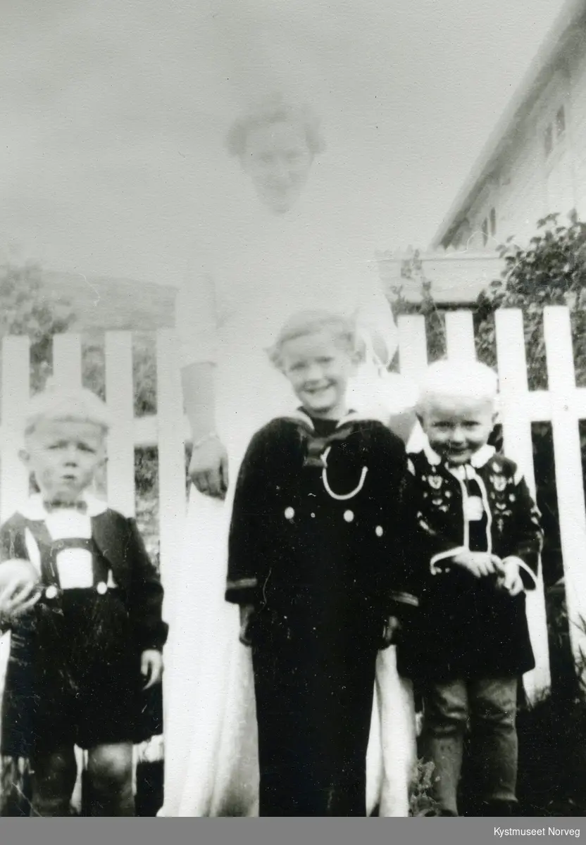 Helen Kværnø sammen med brødrene sine Henning, Odd Jørgen og Kjell Einvik
