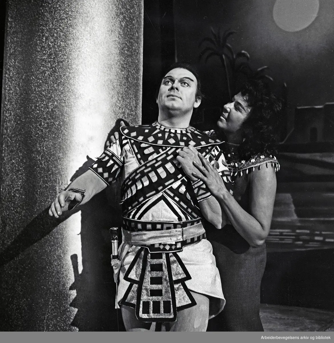 Ingrid Bjoner og Kolbjørn Høiseth i Den Norske Operas oppsetning av Giuseppe Verdis Aida. September 1964