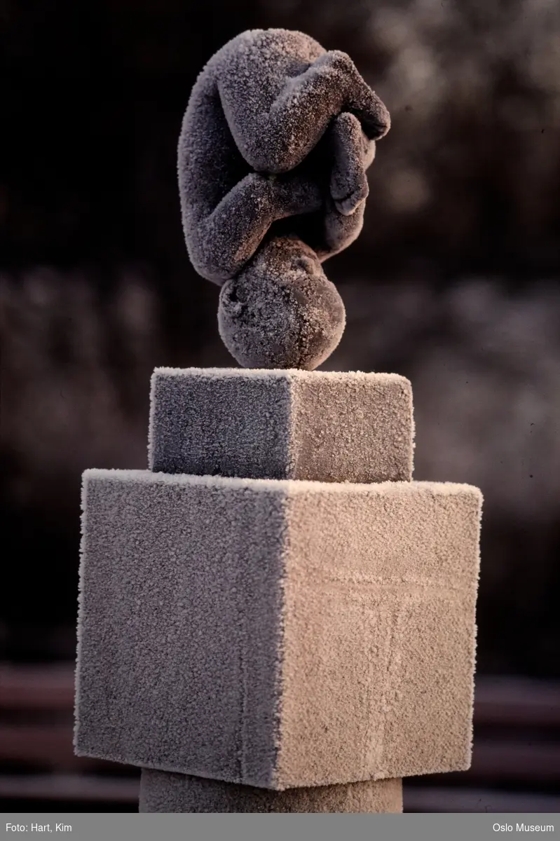 skulptur Fosteret, sokkel, rimfrost