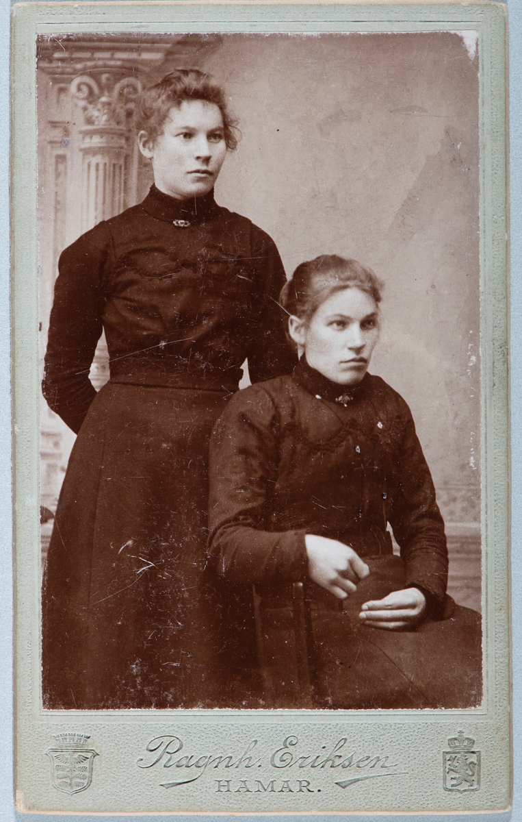 Gruppe 2. Søstrene Marie Holte og Hilda Holte. Carte visit og Kabinett bilder fra to fotoalbumer fra Holte Gård i Stange.