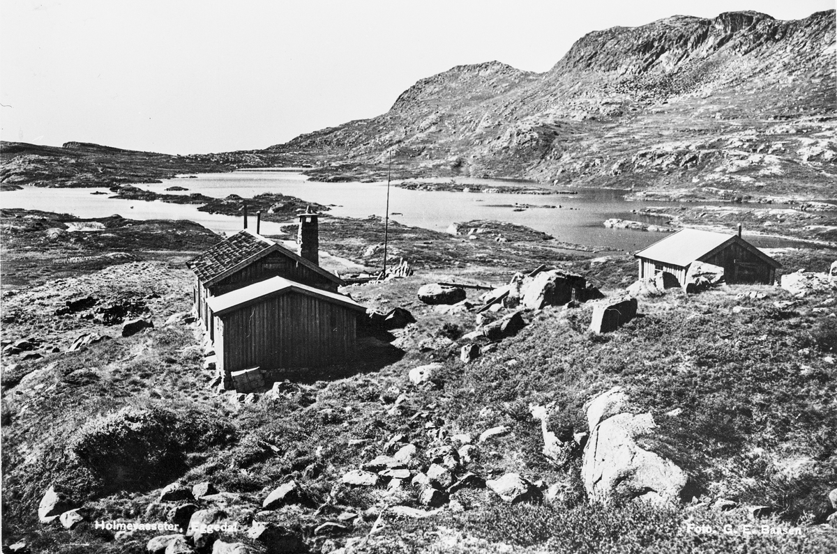 Holmesetra (Holmvassetra) på Eggedalsfjellet. Den hørte opprinnelig til flere gårder omkring Hollerud, Skare og Åsland. Uten år.