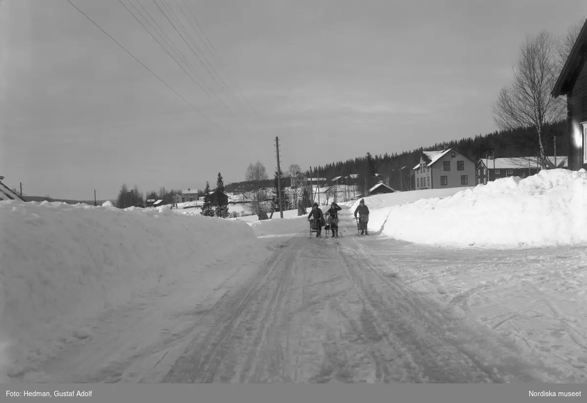 Vinterbild från Gudmundshede. Tre barn med varsin spark.