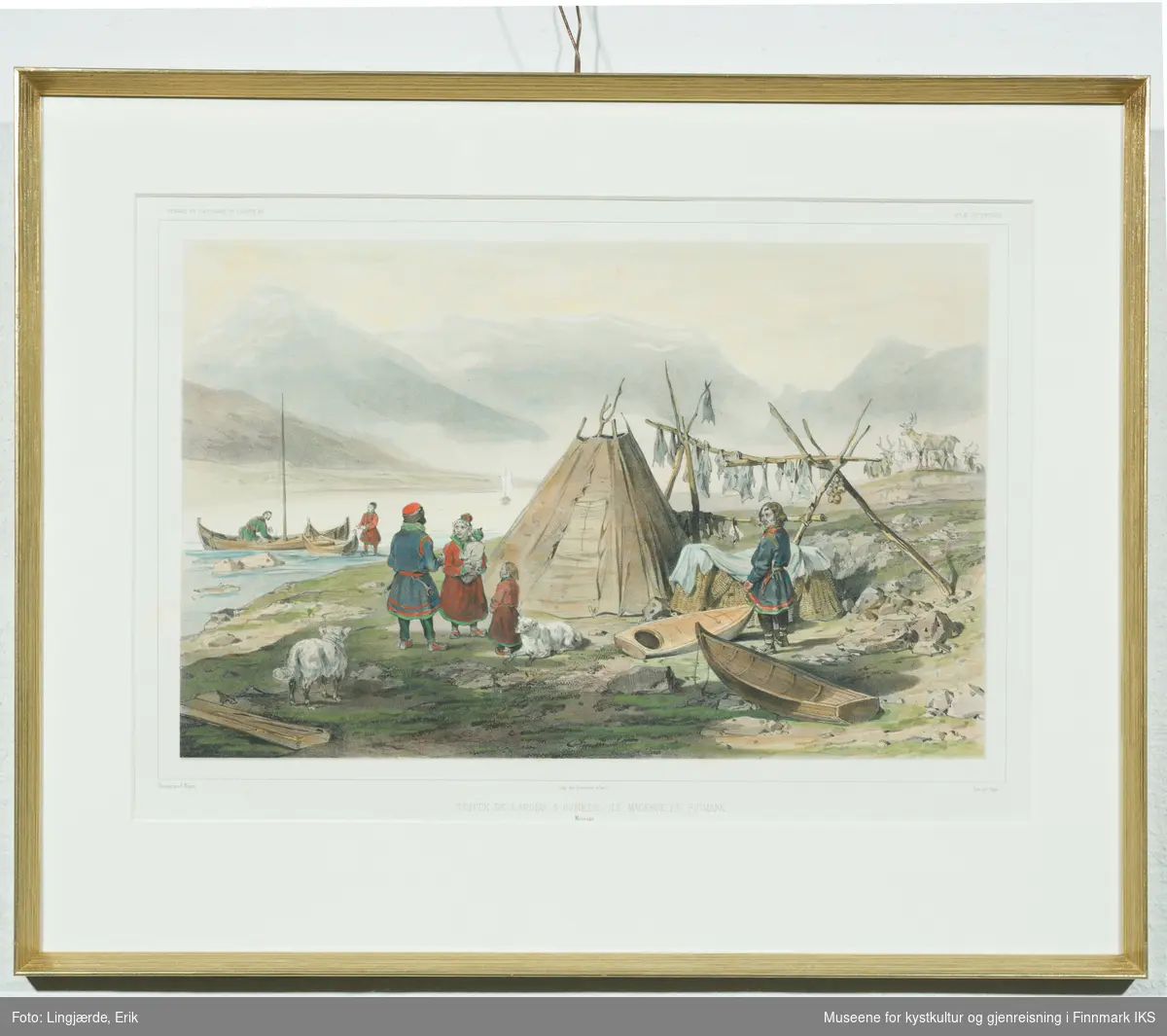 Et sameleir med samer rundt en lavvo, småbåter i sjøen, hjeller, utstyr og flere rein til høyre. (Fra den kgl. franske vitenskapelige Recherche-ekspedisjonen til Finnmark 1838.)