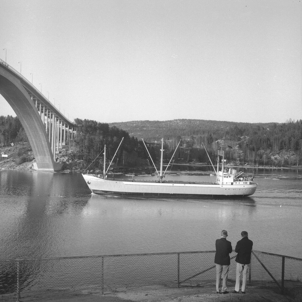 Fartyget Heinrich Knüppel vid Sandöbron

