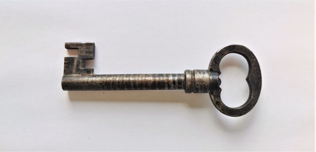 Nøkkel til lås som har vært i døren på "Peisestuen" som nå er flyttet til Valdres Folkemuseum.