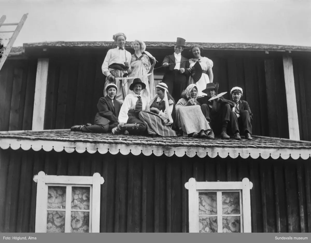 Ett gäng ungdomar poserar i en eka, de flesta av dem är skämtsamt utklädda. På bild två syns samma sällskap uppe på ett hustak.