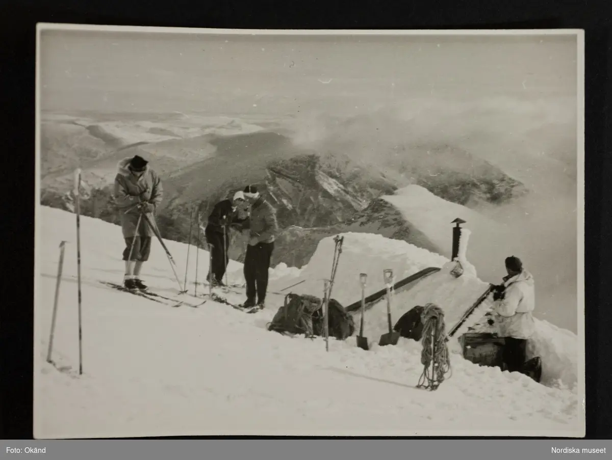Fjällvandrare/ bergsbestigare vid toppstugan på Kebnekaise, som tillkom 1924.