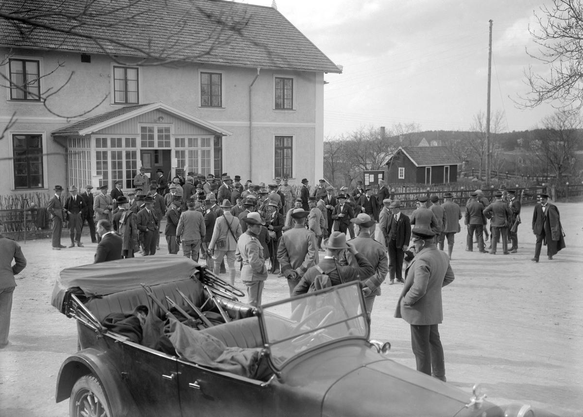 Medlemmar ur Östergötlands skytteförbund samlade invid kyrkskolan i Kimstad för 1925 års länsfältskjutningar.