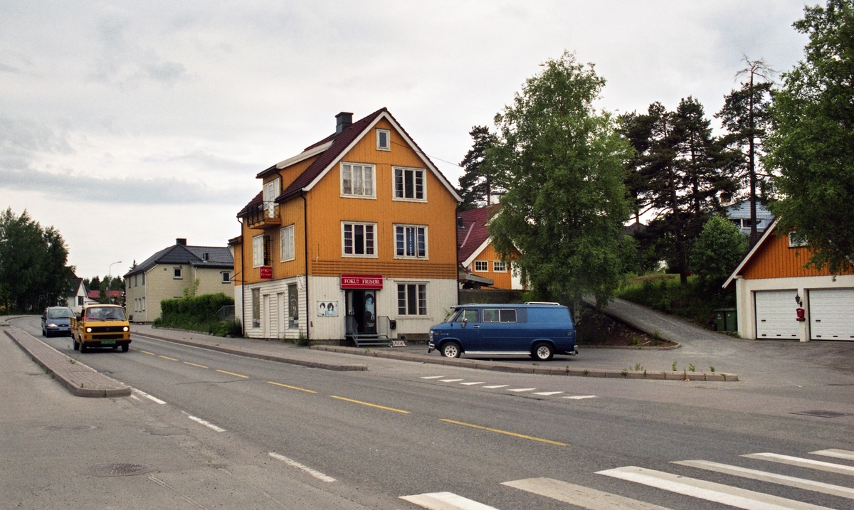 Strømsveien 7A. I 2002 holdt Fokus frisør til i 1. etasjen. I bygningen har det vært Idrettskafè/Gumøs Konditori, som ble startet av Trygve og Ragnhild Gumø i 1937-1938. De hadde kafedrift i huset til 1956.