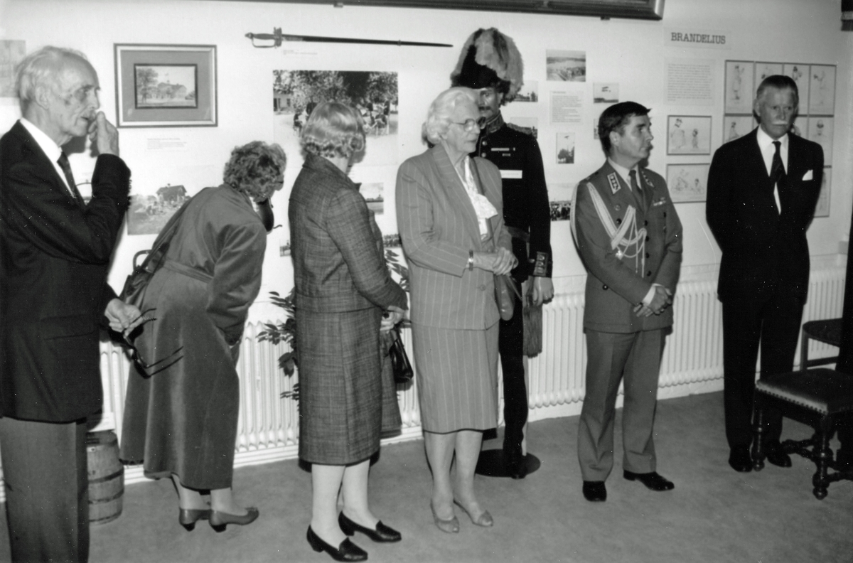 Invigning av P 4 regementsmuseums frivilligavdelning 19 sept 1990.  L Lefwedahl, Karin Flodström, H Vilén och K H Bergh.
