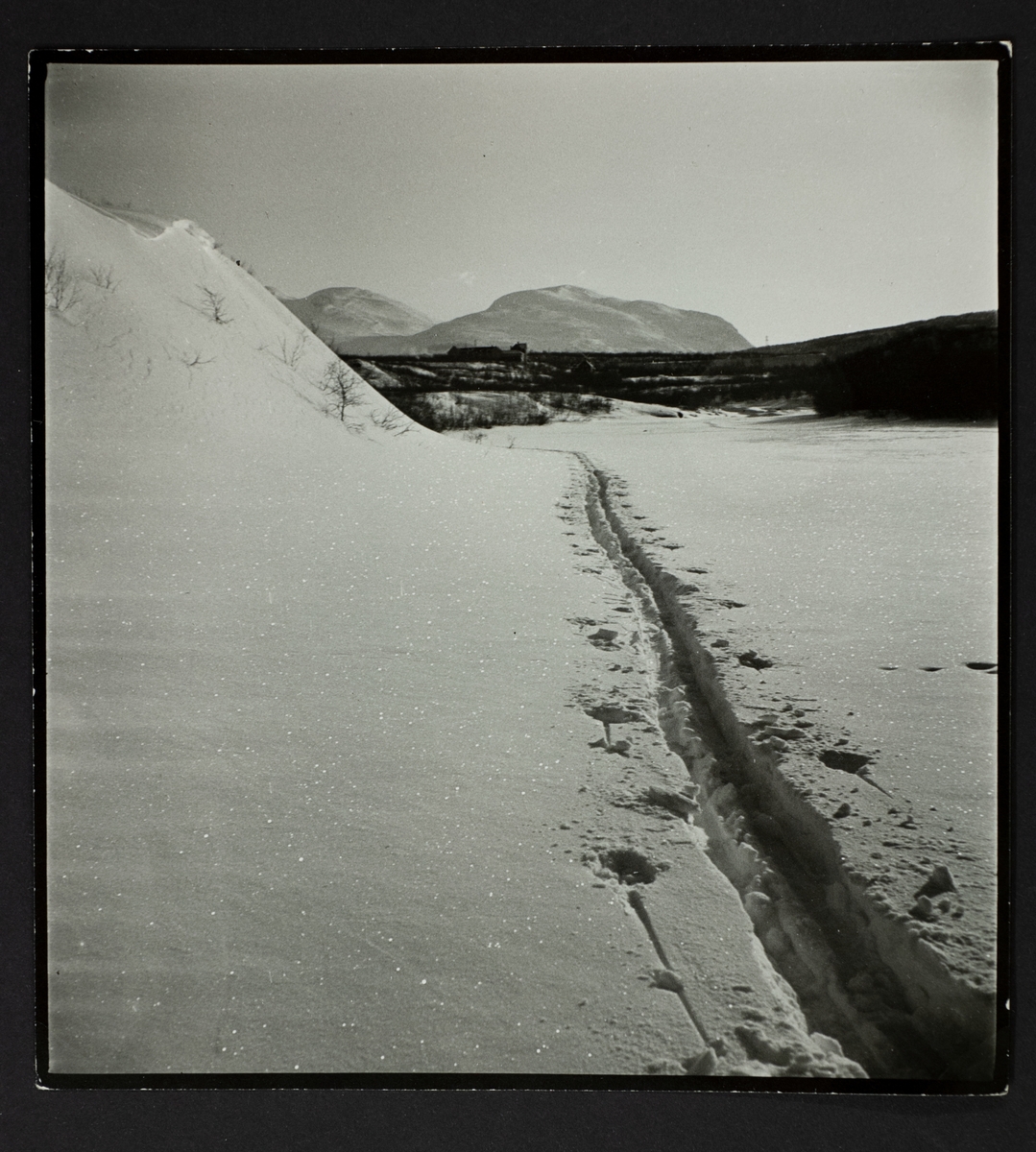 Skidspår i snön "före 1942".