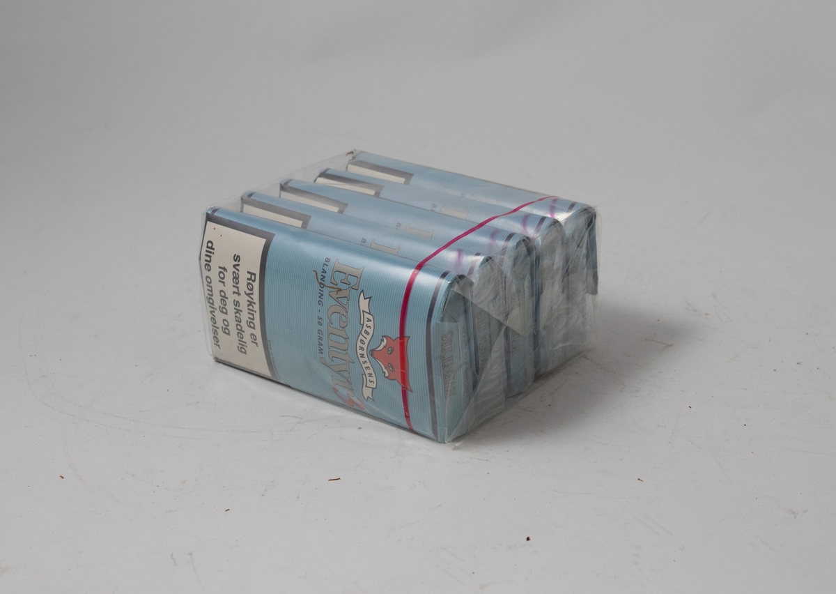 Fem pakker med tobakk for rullesigaretter pakket i plast.