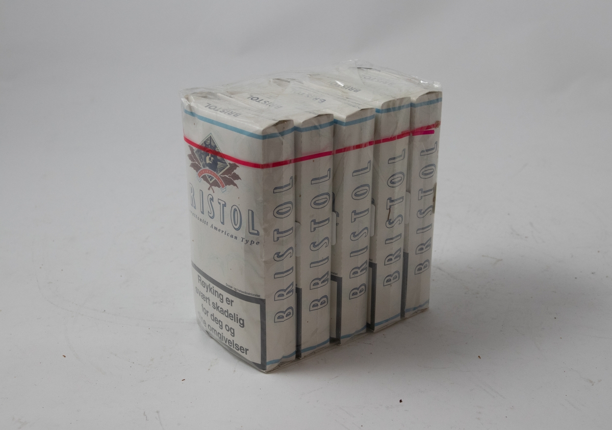 Fem pakker med tobakk for rullesigaretter pakket inn i plast.
