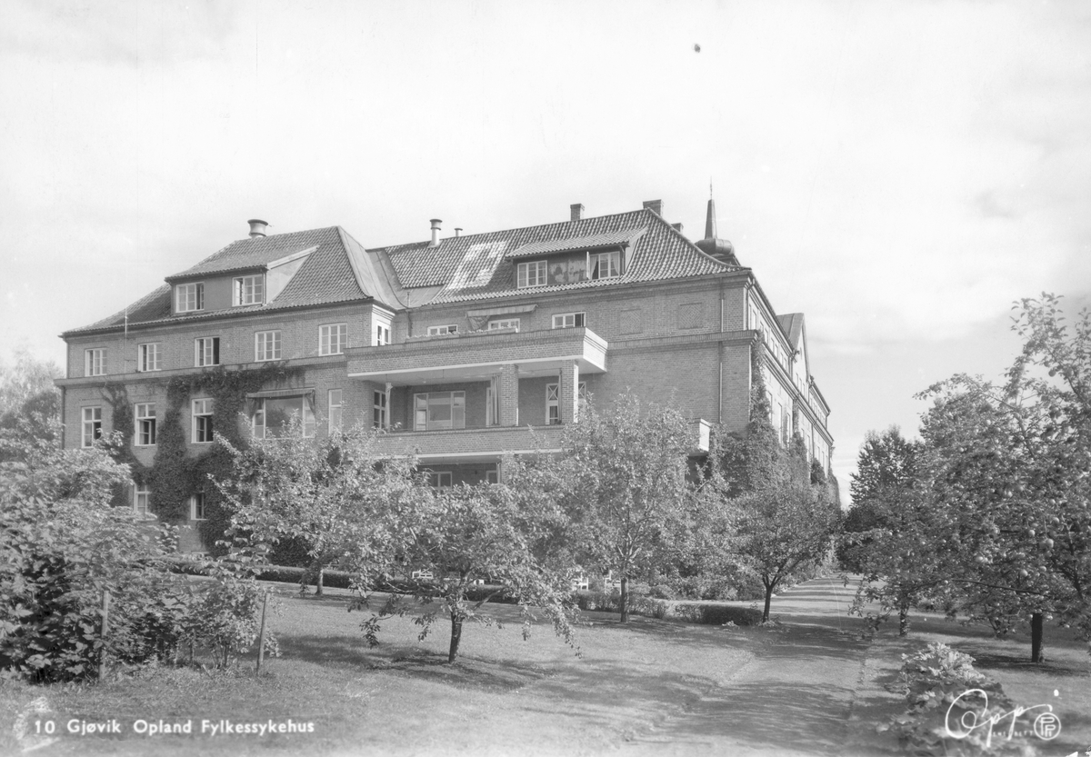 Gjøvik Fylkessykehus, fasade mot Ludvig Skattums gate, postkort fra Eberh. B. Oppi Kunstforlag