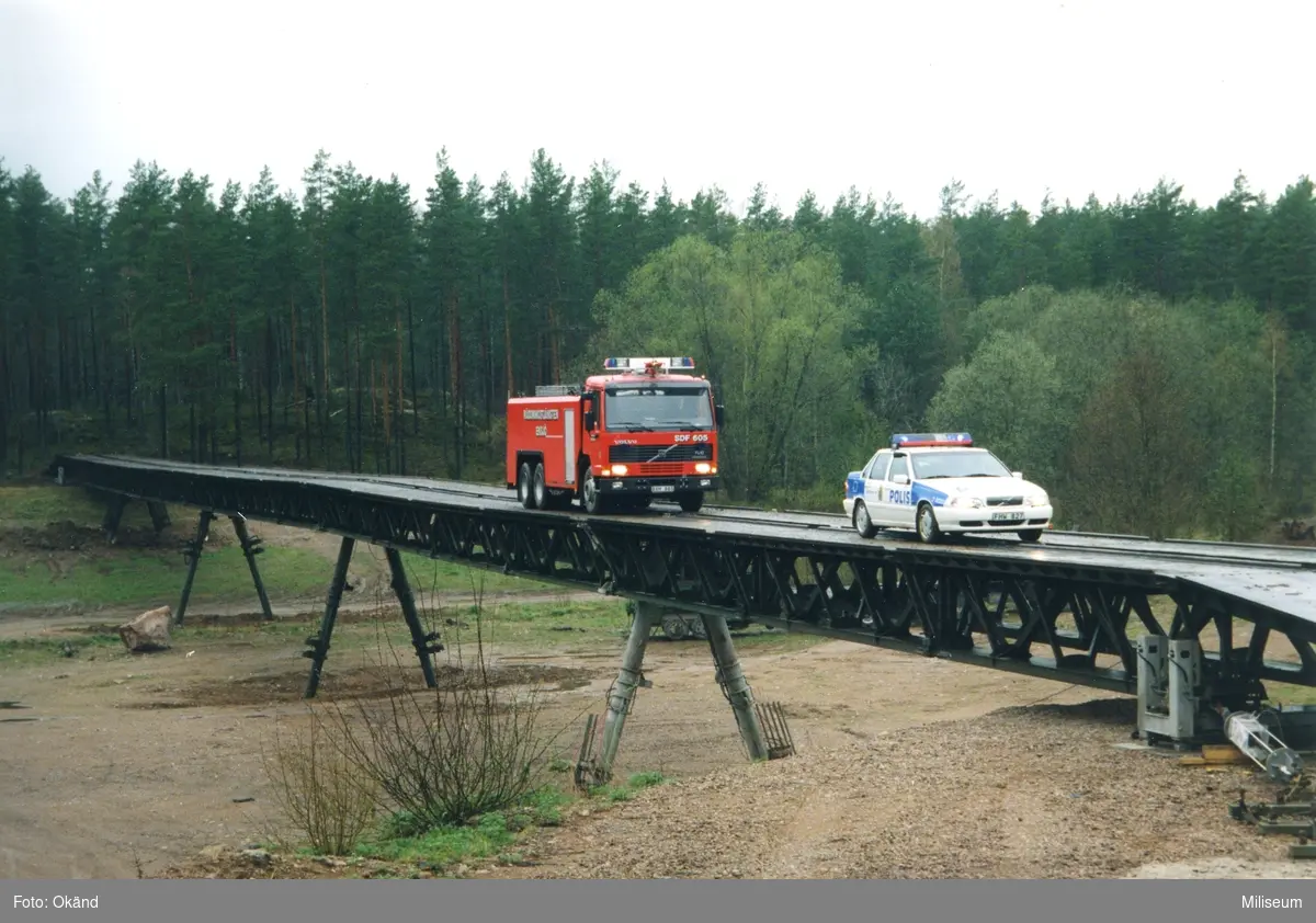 Krigsbro 6 (KB 6). Brandbilen Volvo FL10 och Polisbilen Volvo.