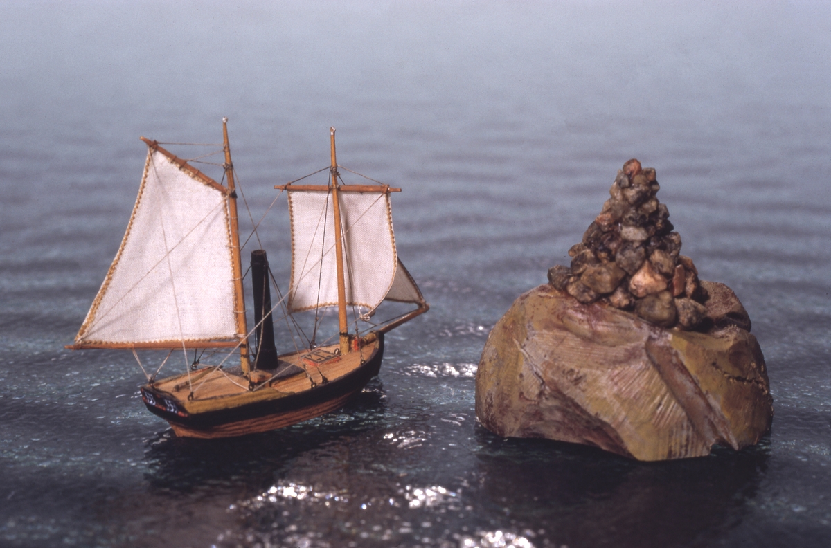 Fartygsmodell av ångfartyget Häxan eller Stockholmshäxan, "The witch of Stockholm", med två master med tre segel av bomull. Fartyget var Sveriges första ångdrivna fartyg.Föremålets form: Vattenlinjemodell