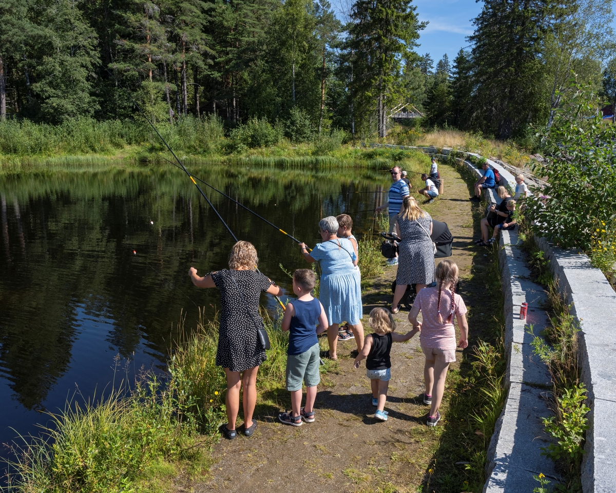 Fra De Nordiske Jakt- og Fiskedager 2022 på Anno Norsk skogmuseum. Fiske i fiskedammen på Presøya. Barnas fiskedam.