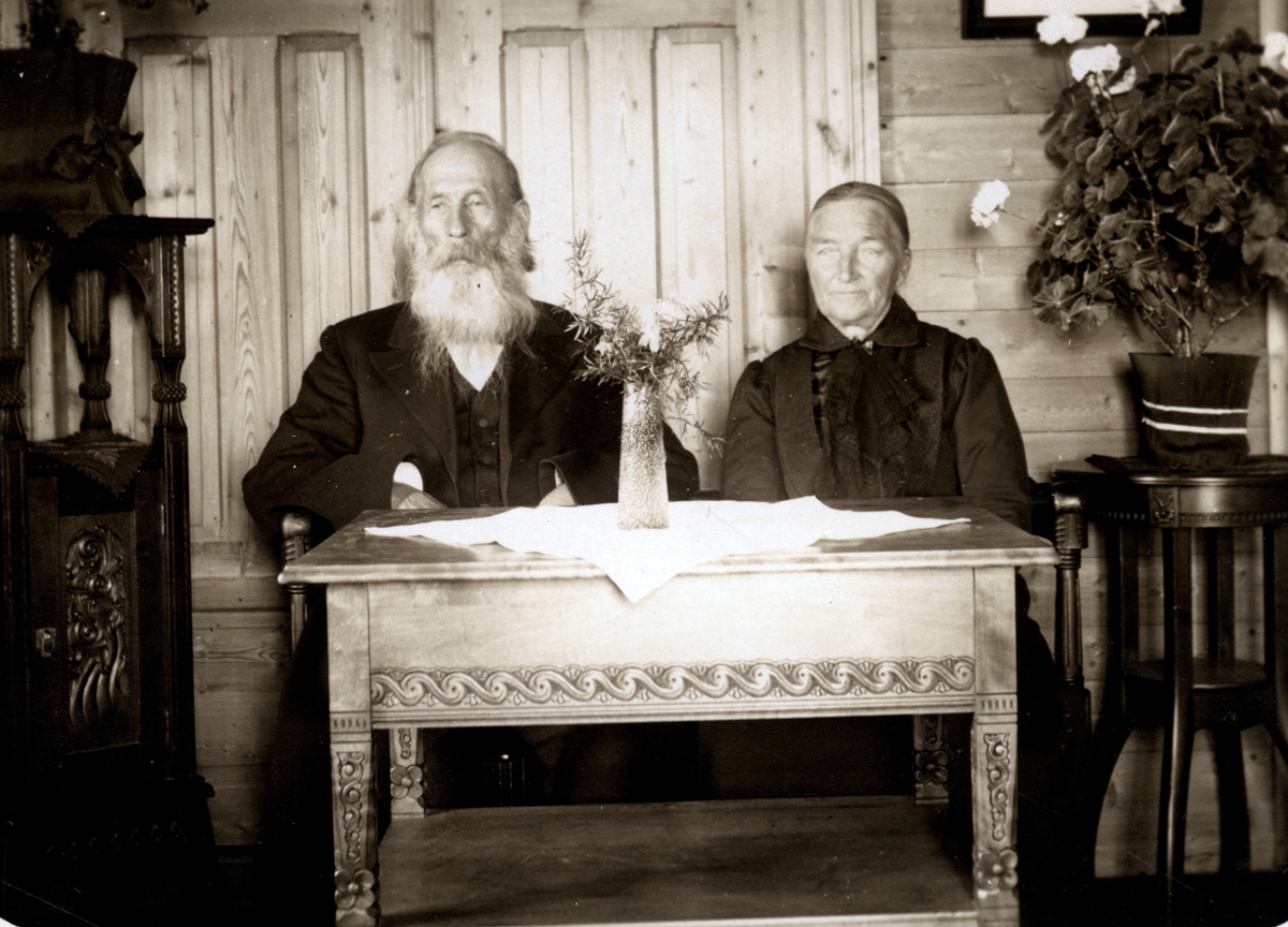 Gurine Hansdatter Karlstad (1853-1930) og John Olsen Søberg (1849-1927).