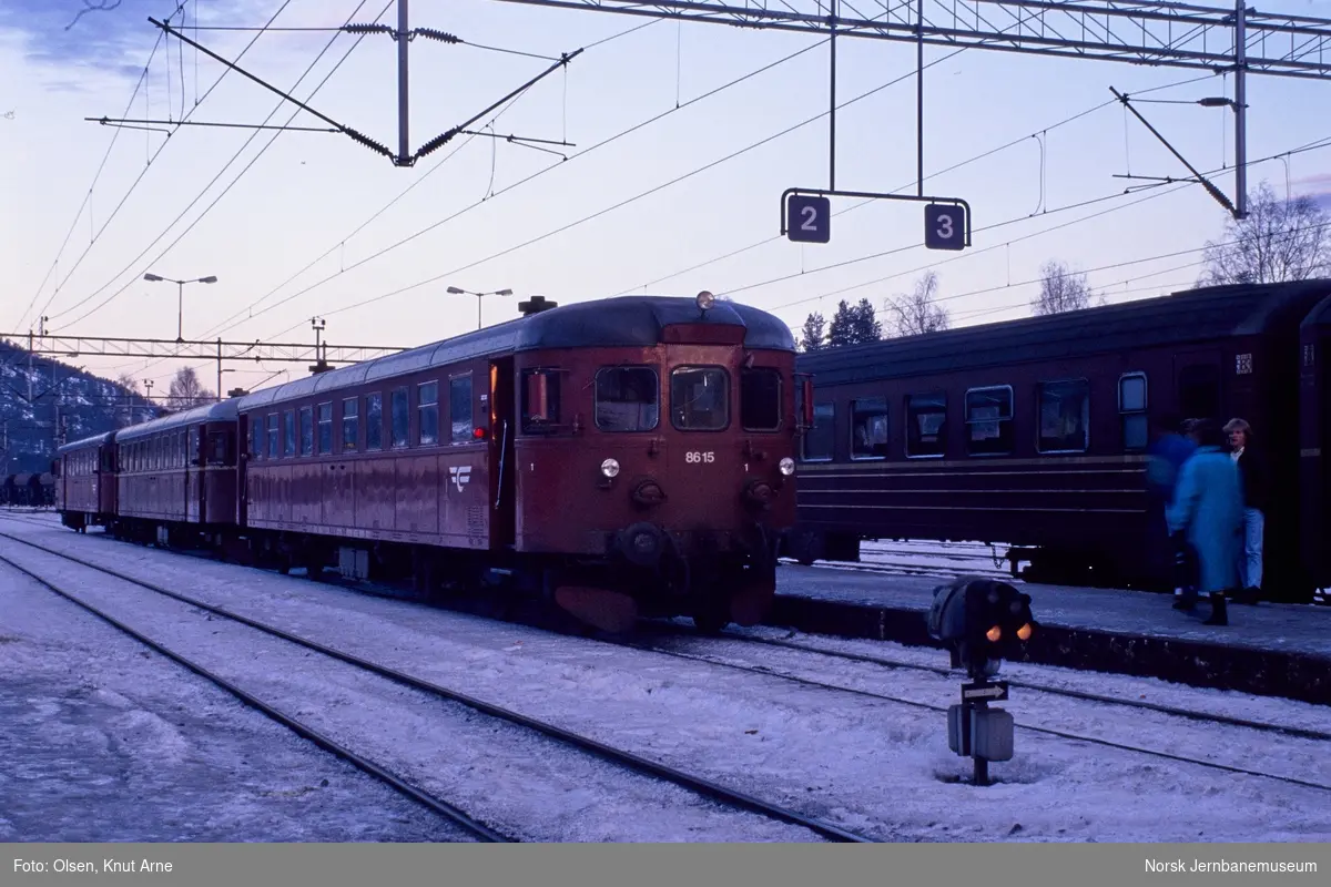 Dieselmotorvognene BM 86 15 og BM 86 25 og styrevogn BFS 86 99 med persontog til Rødberg på Kongsberg stasjon