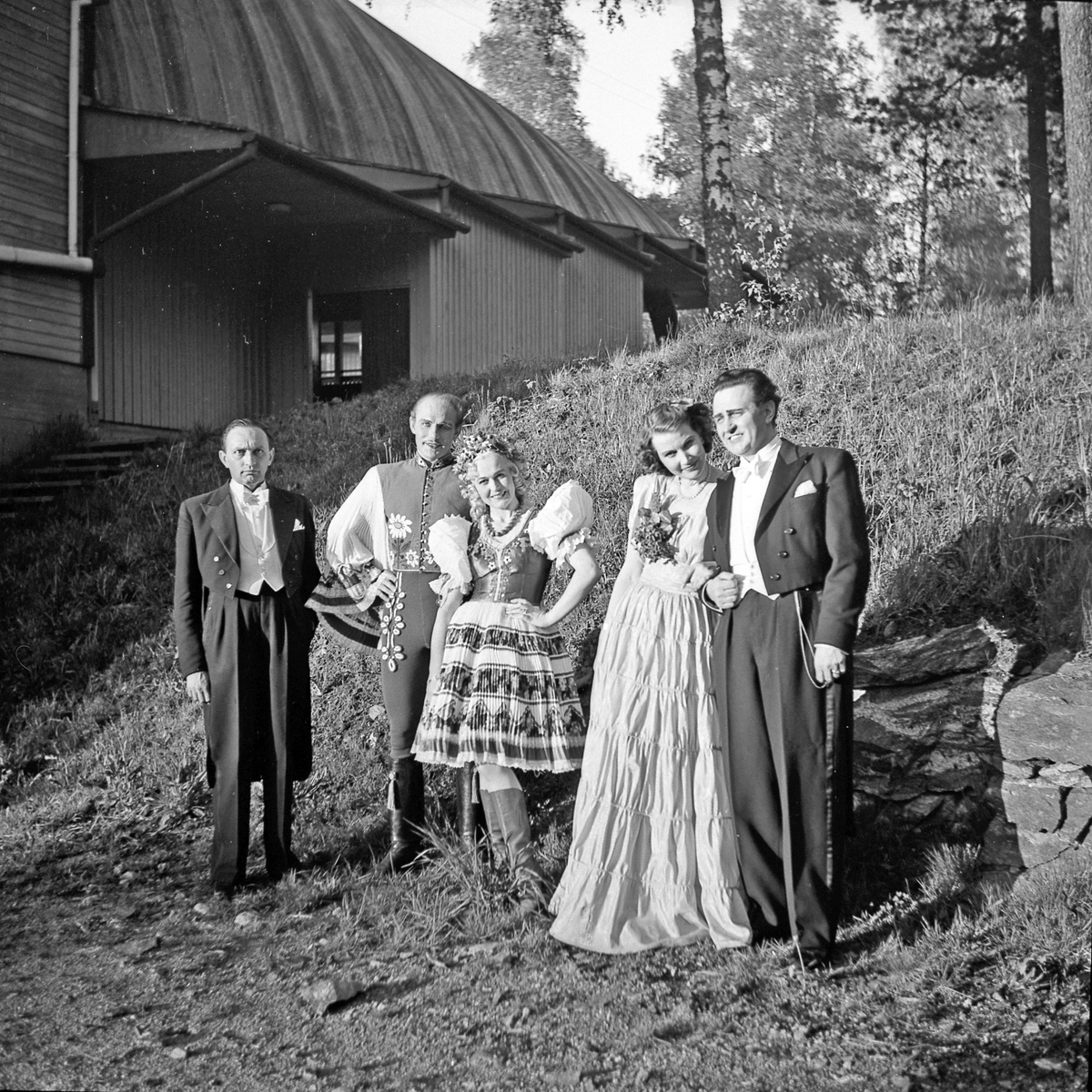 Okänd grupp, troligen skådespelare, fotograferade på Folkets park. 1949/50