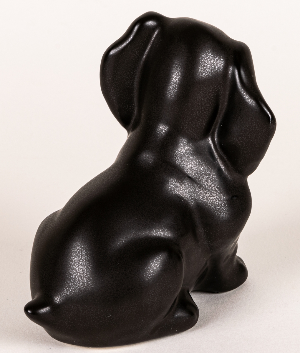 Figurin, taxvalpen Wawa, glasyr Mangania, formgjuten, formgiven av Lillemor Mannerheim 1955.