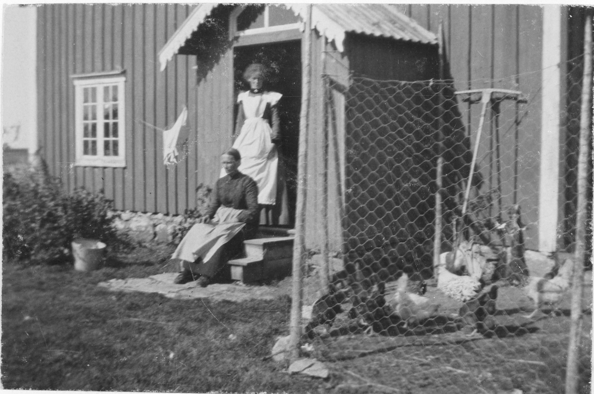 Anne Martha Ophaug og hennes datter, sykesøster Lorentse, utenfor heimen på Opphaug, Ørlandet